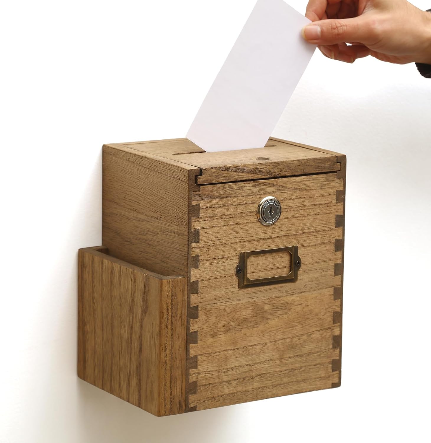 Detalle de KIRIGEN houten adviesbox met slot, zijvak en wandbevestiging