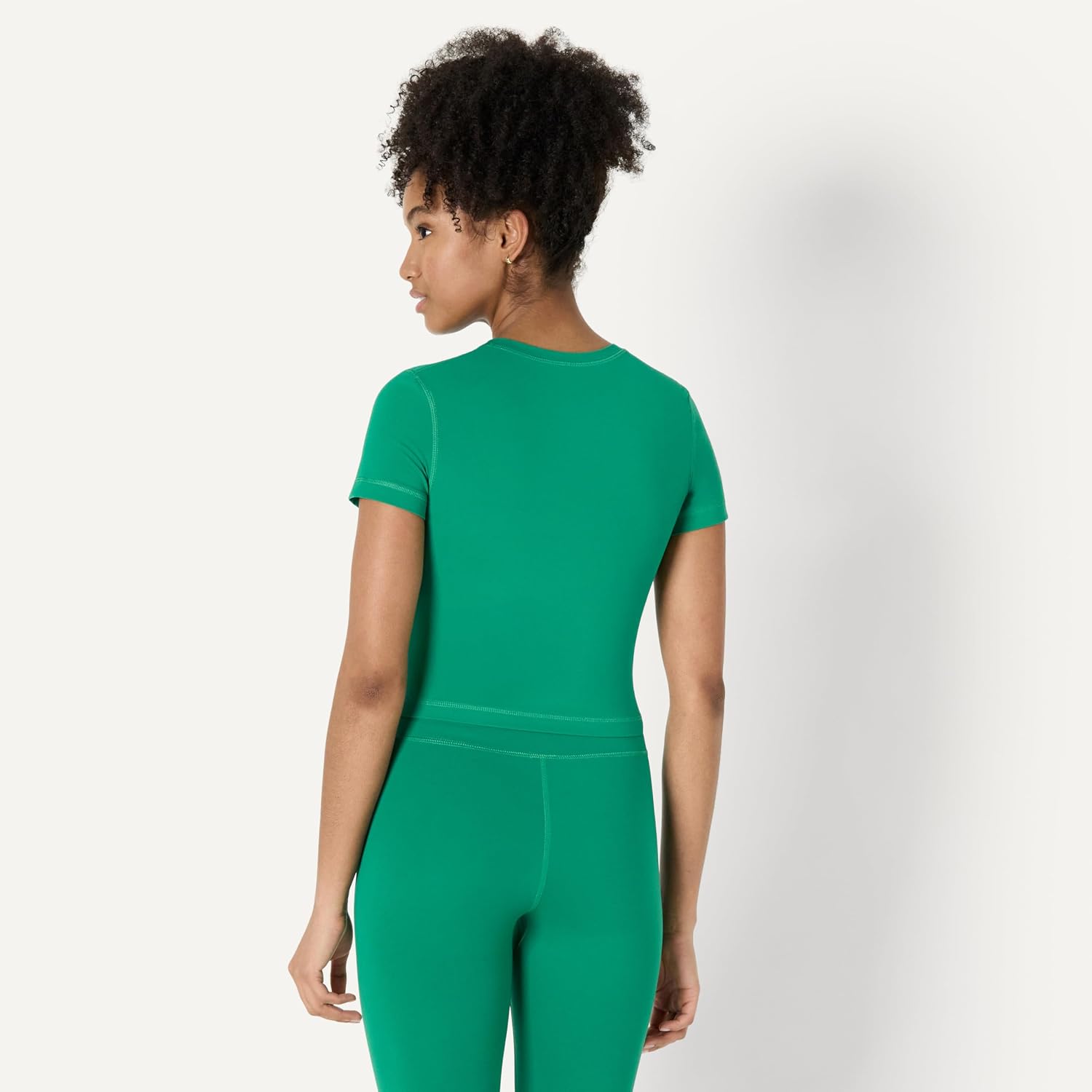 Detalle 2 de Amazon Essentials Women's Active FormFlex Buttery Soft Short Sleeve Crop Top