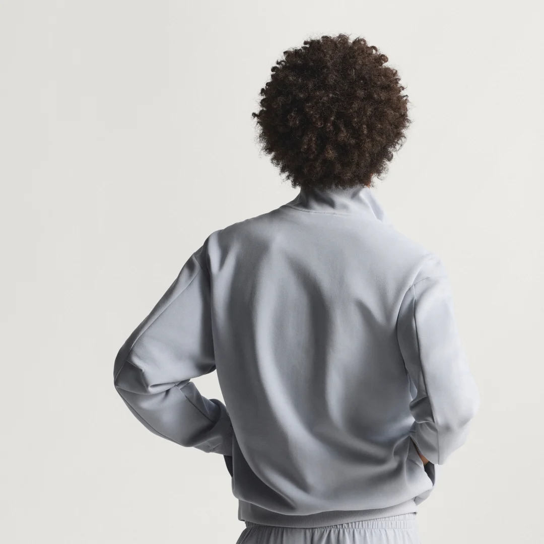 Detalle 2 de CHAQUETA DEPORTIVA SOFT LUX de Adidas — versátil y cómoda en gris