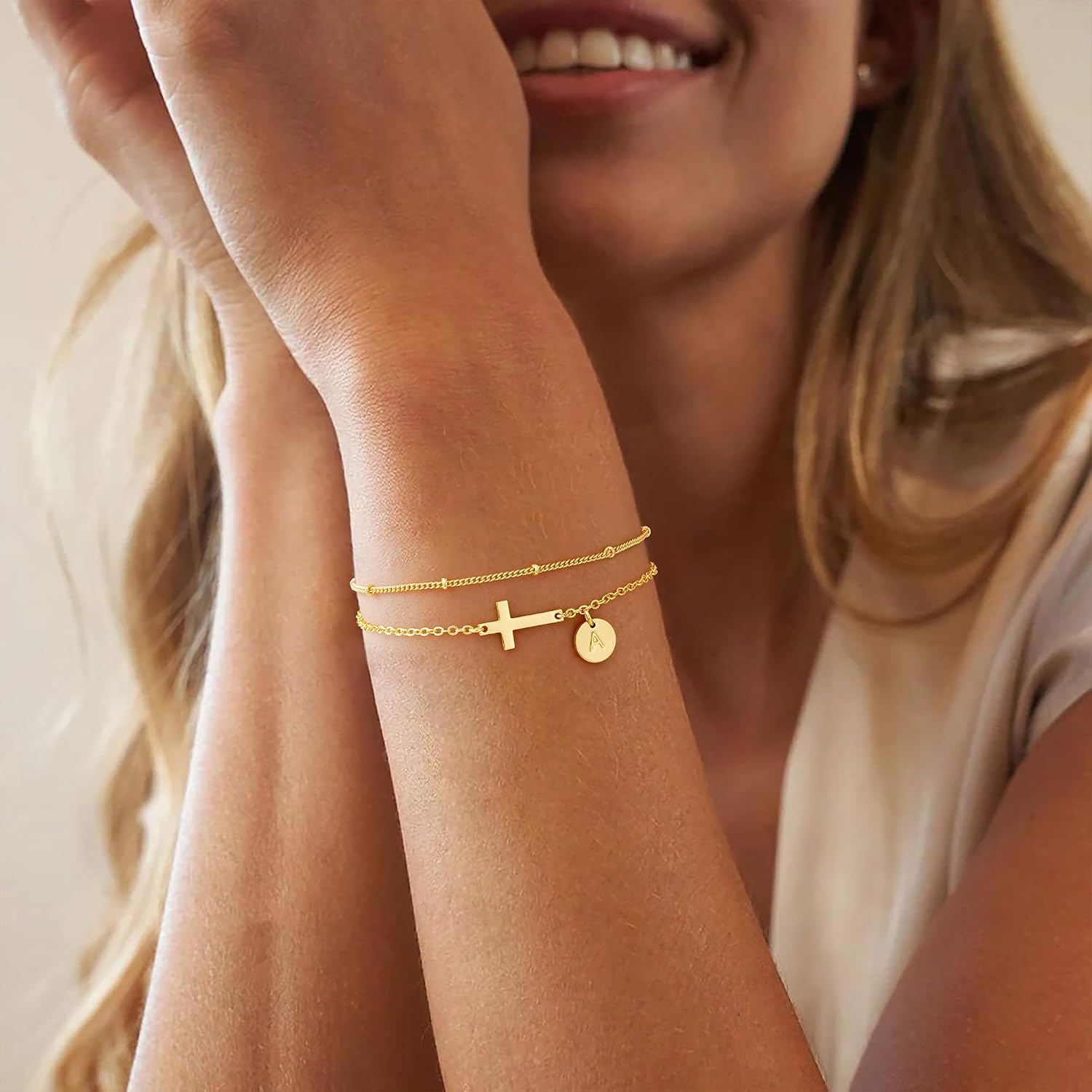 Detalle 2 de TINGN Bracciale da donna in oro con croce e lettere monogramma – placcato oro 14K, regolabile