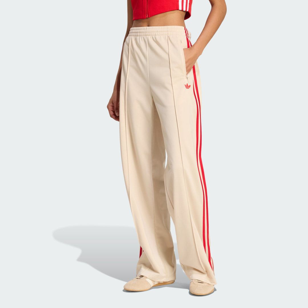 Detalle de Pantalón Firebird Loose de Adidas: estilo cómodo para el día a día