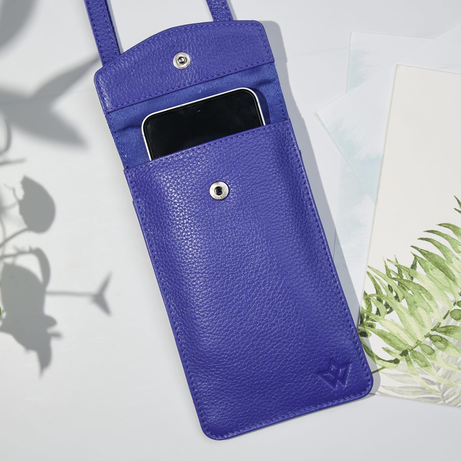 Detalle de WASAMA Sidekick Crossbody Phone Bag — Genuine Leather, RFID‑Protected, Two Versions