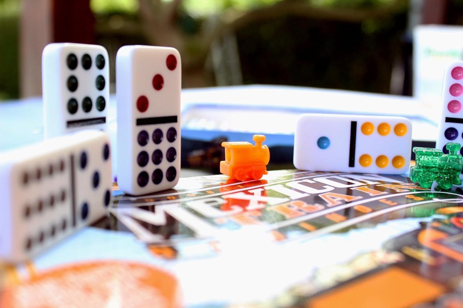 Thumbnail 3 de Goliath Games Mexican Train Dominoes – 91 Dominoes, 8 Train Movers for 1–8 Players
