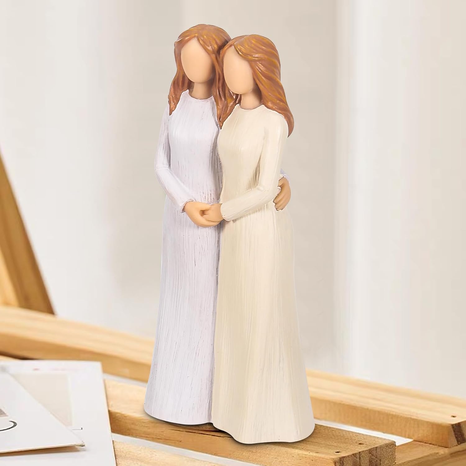 Detalle de Carracci Schwester Figuren – Liebe Meine Schwestern: Zwei handbemalte Statuen als Geschenk für Freundinnen und Schwestern