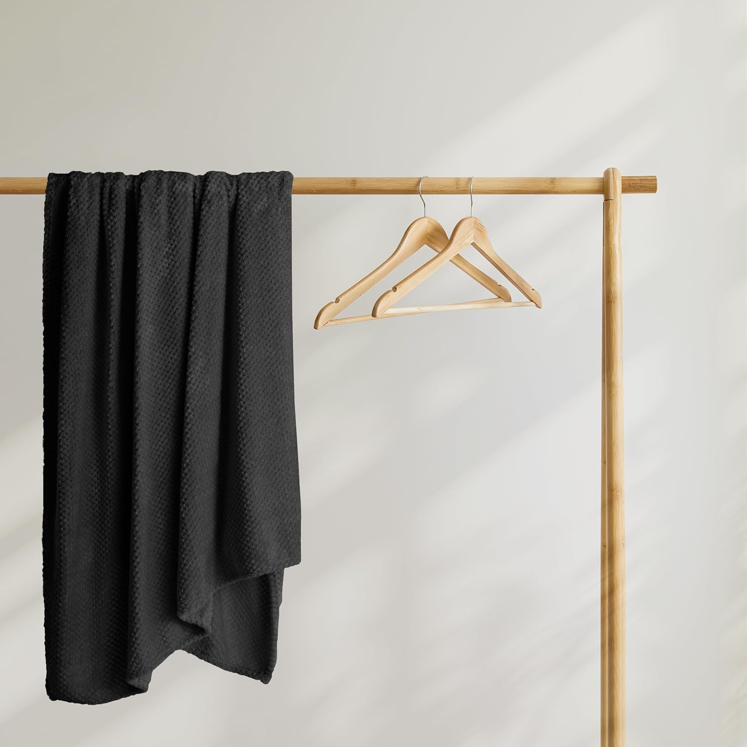 Detalle de DecoKing Couverture Polaire 150 x 200 cm – Plaid Doux en Microfibre, Noir, idéal canapés et lits