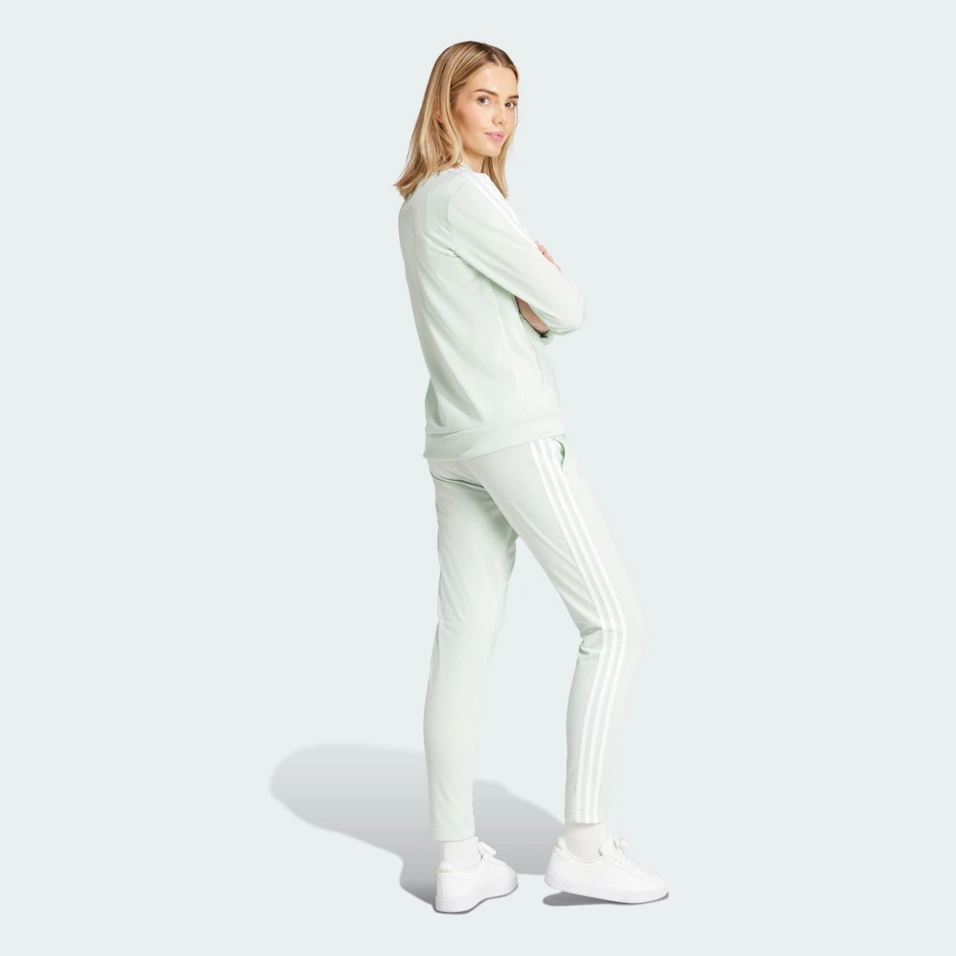 Detalle 2 de Chándal Essentials 3 bandas de Adidas – versión verde: comodidad y estilo clásico