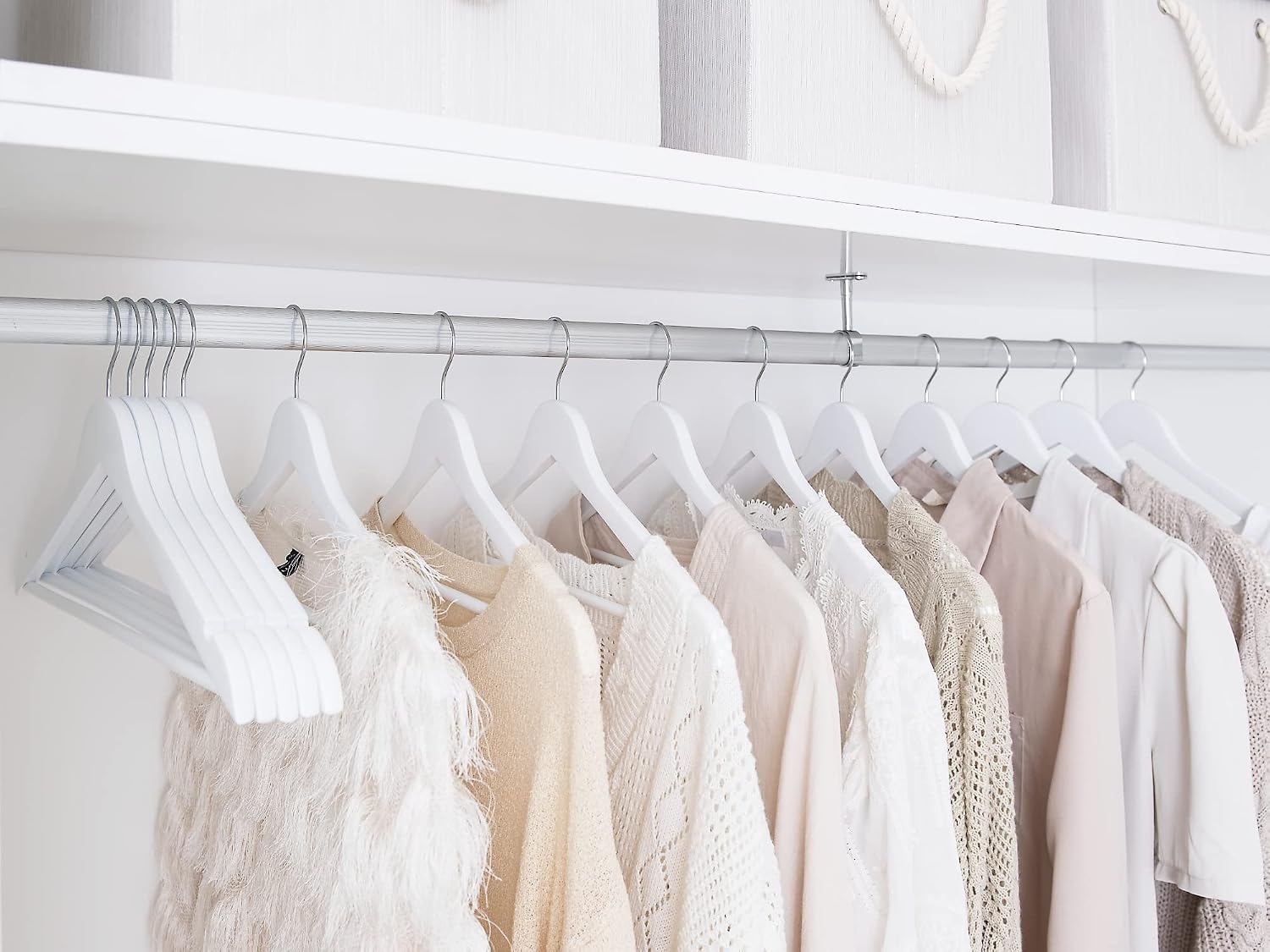 Detalle de StorageWorks Wooden Hangers, White 20-Pack with Anti-Slip Grooves
