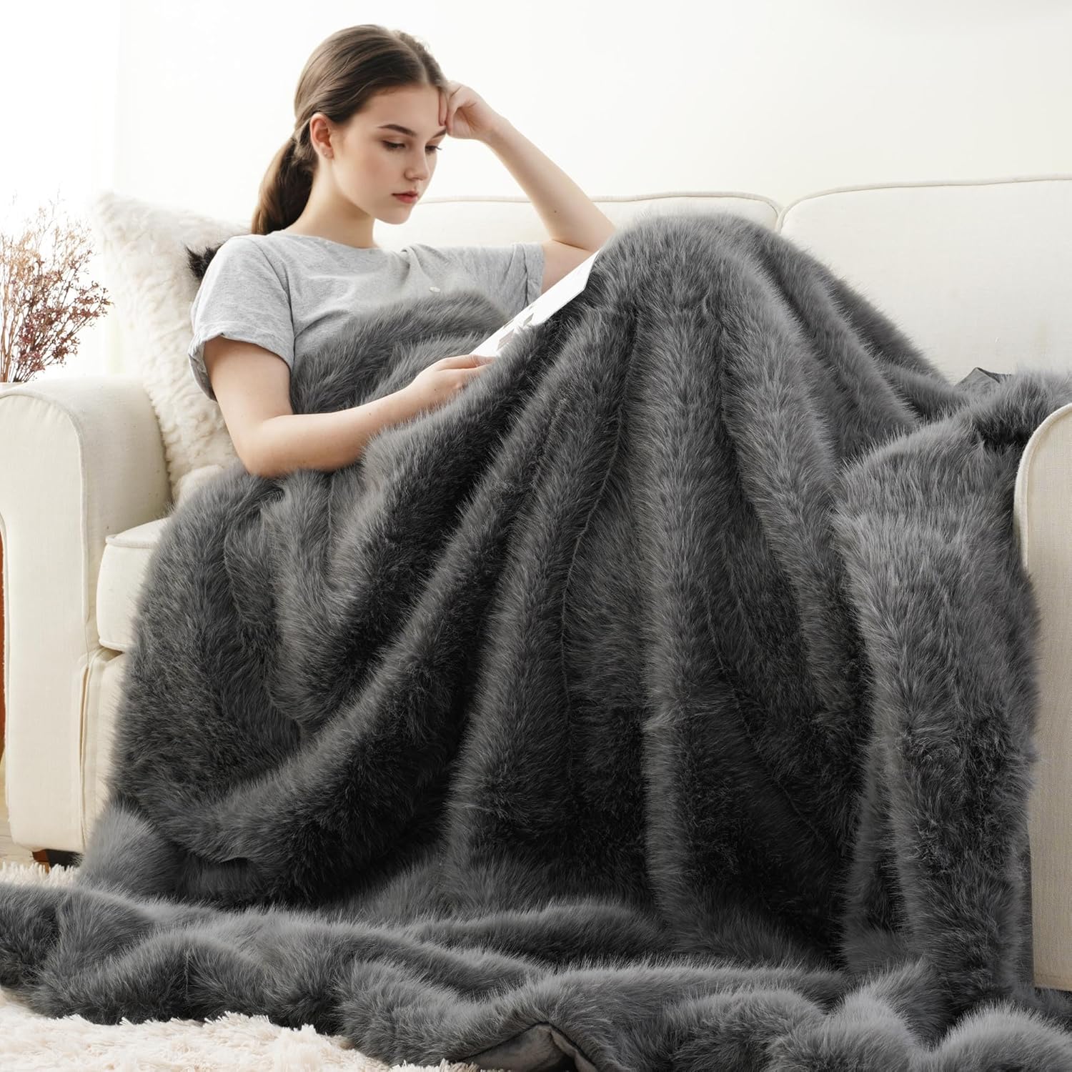 Thumbnail 5 de BATTILO HOME Faux Fur Throw Blanket (Grey) 125x150cm – long pile comfort with velvet reverse
