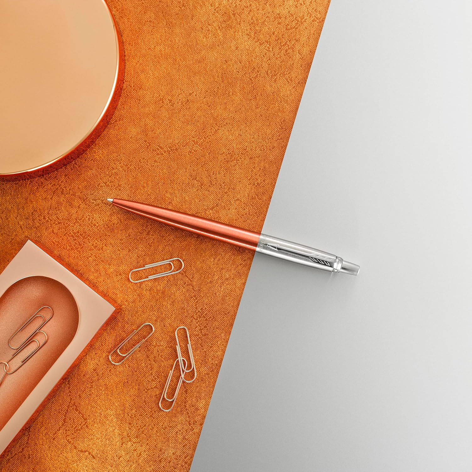 Detalle 2 de Parker Jotter Penna a Sfera Dettagli Cromati – Confezione Regalo Chelsea Orange + Quinkflow, Punta Media, Blu (2 pezzi)