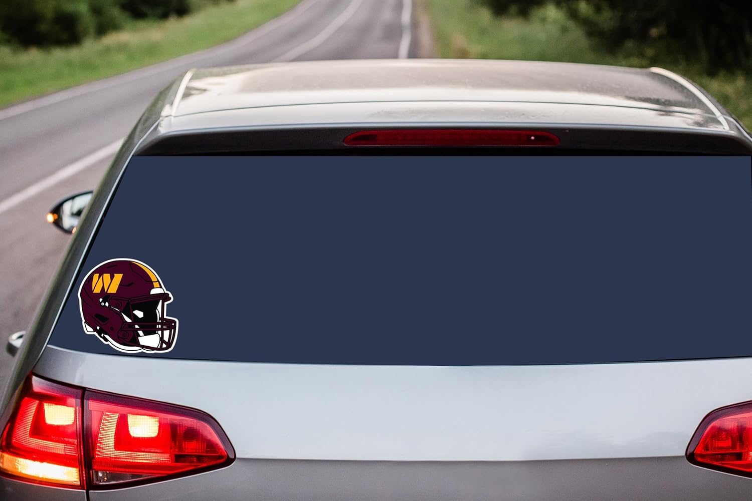 Detalle de Siskiyou Sports Washington Commanders Helmet Auto Decal (Team Colors) — Officially Licensed NFL