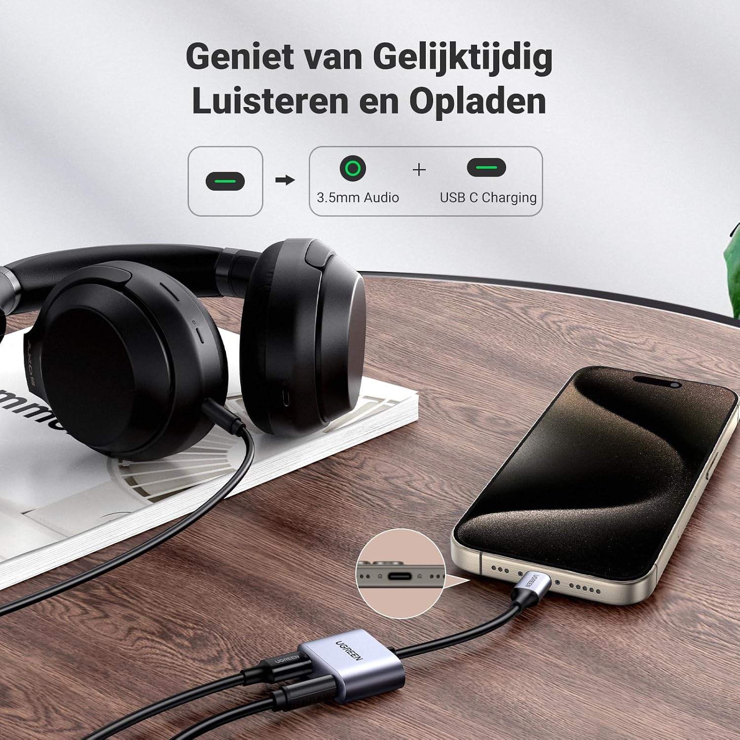 Detalle de UGREEN USB-C-naar-3,5mm-jackadapter met laadpoort en microfoonondersteuning