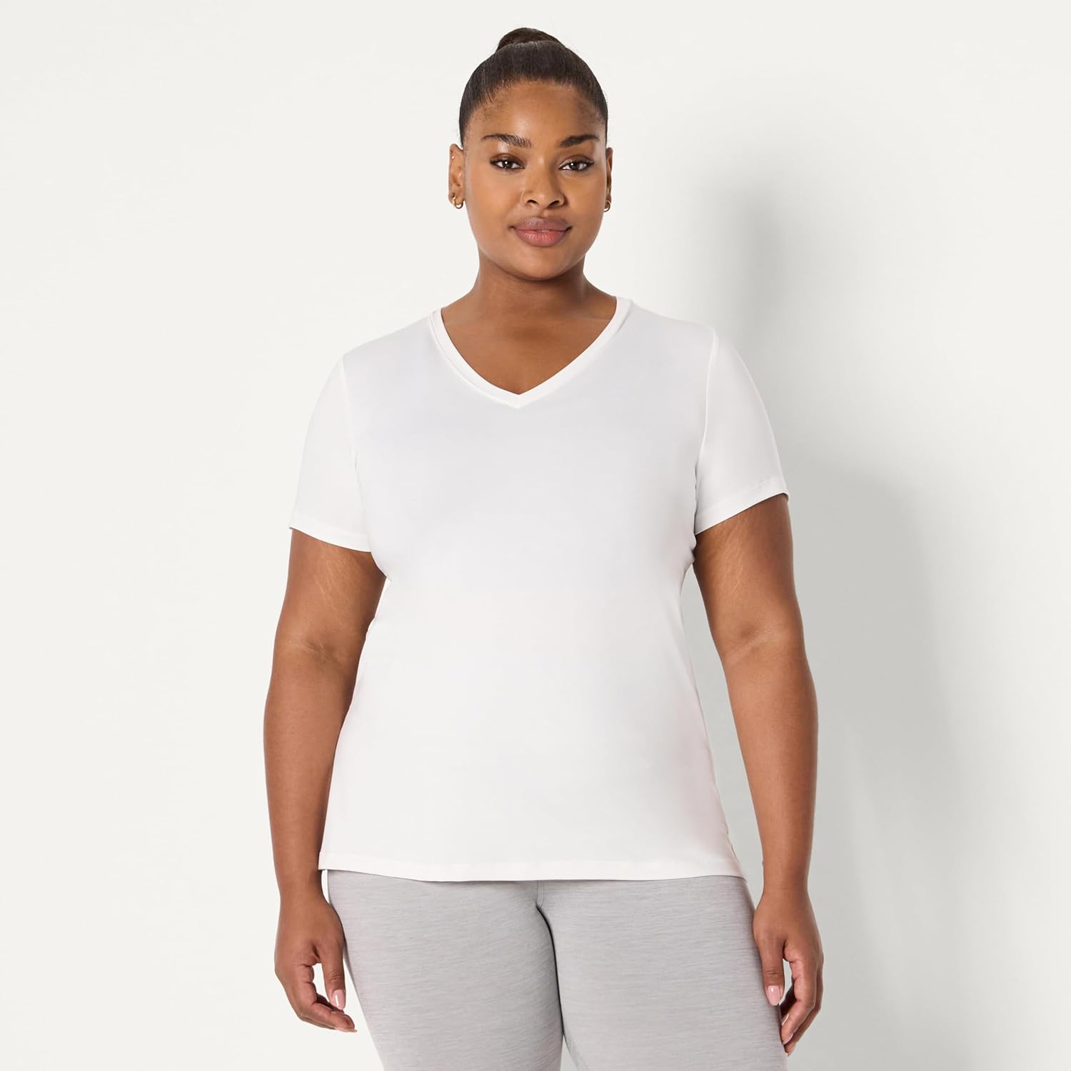 Thumbnail 5 de Amazon Essentials Damen Active Quick-Dry Tech Stretch T-Shirt mit V-Ausschnitt, 2er-Pack (Kurzarm, in Übergröße erhältlich)