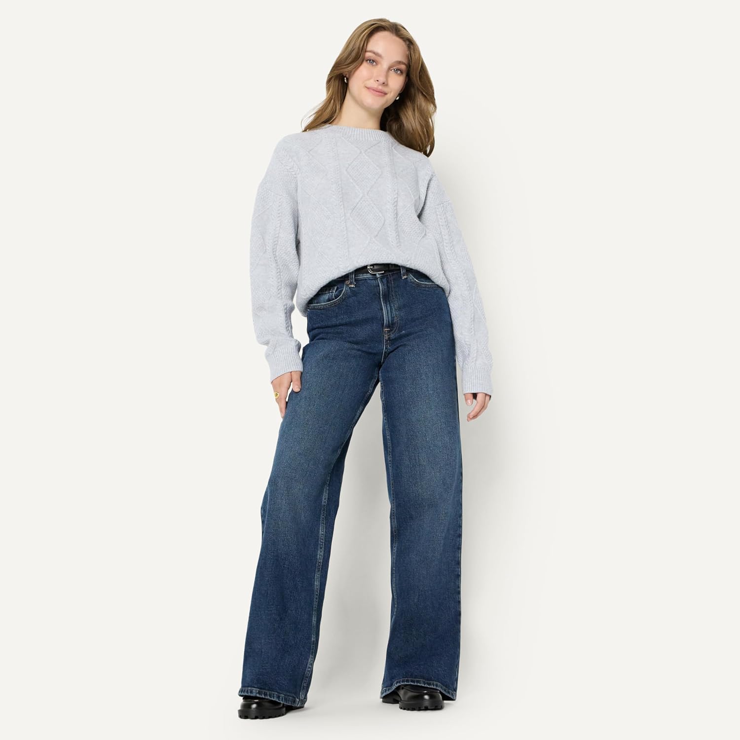 Thumbnail 4 de Amazon Essentials Women's Relaxed-Fit Cable Crewneck Jumper