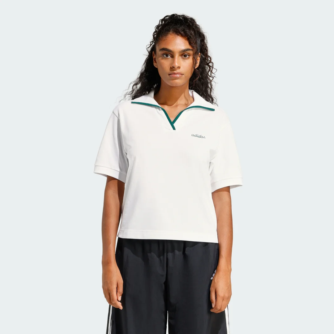 Detalle de Polo bordado Seasonal Essentials Colorpop de Adidas — Blanco