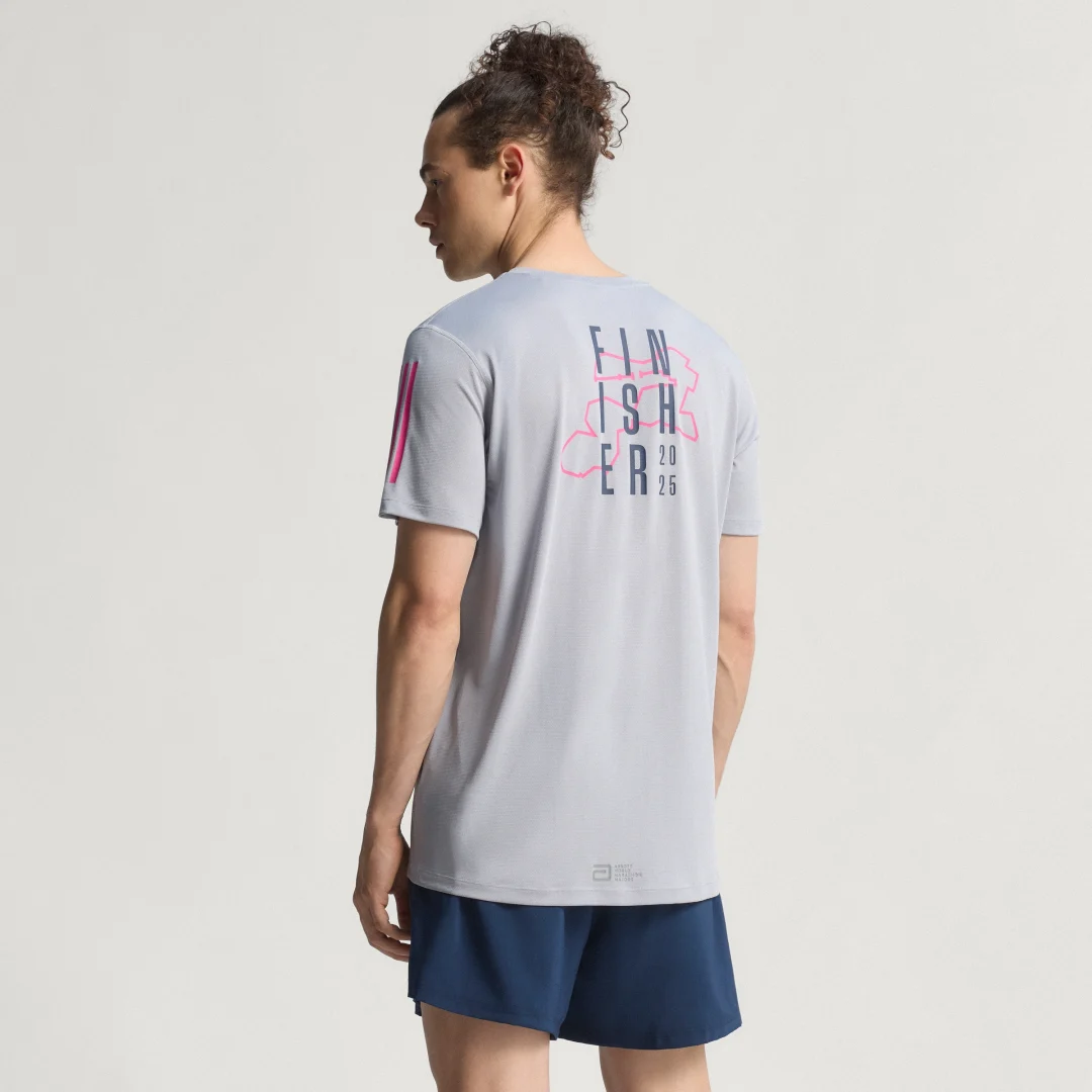 Detalle 2 de Camiseta Adidas BMW Berlin-Marathon 2025 Finisher – Gris