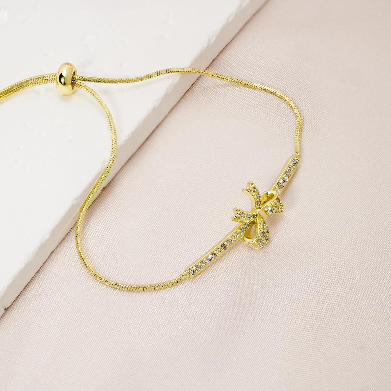 Detalle 2 de Yowivon vergoldetes Schleifen-Armband für Frauen – verstellbar, Tennis-Perlen, 22 cm