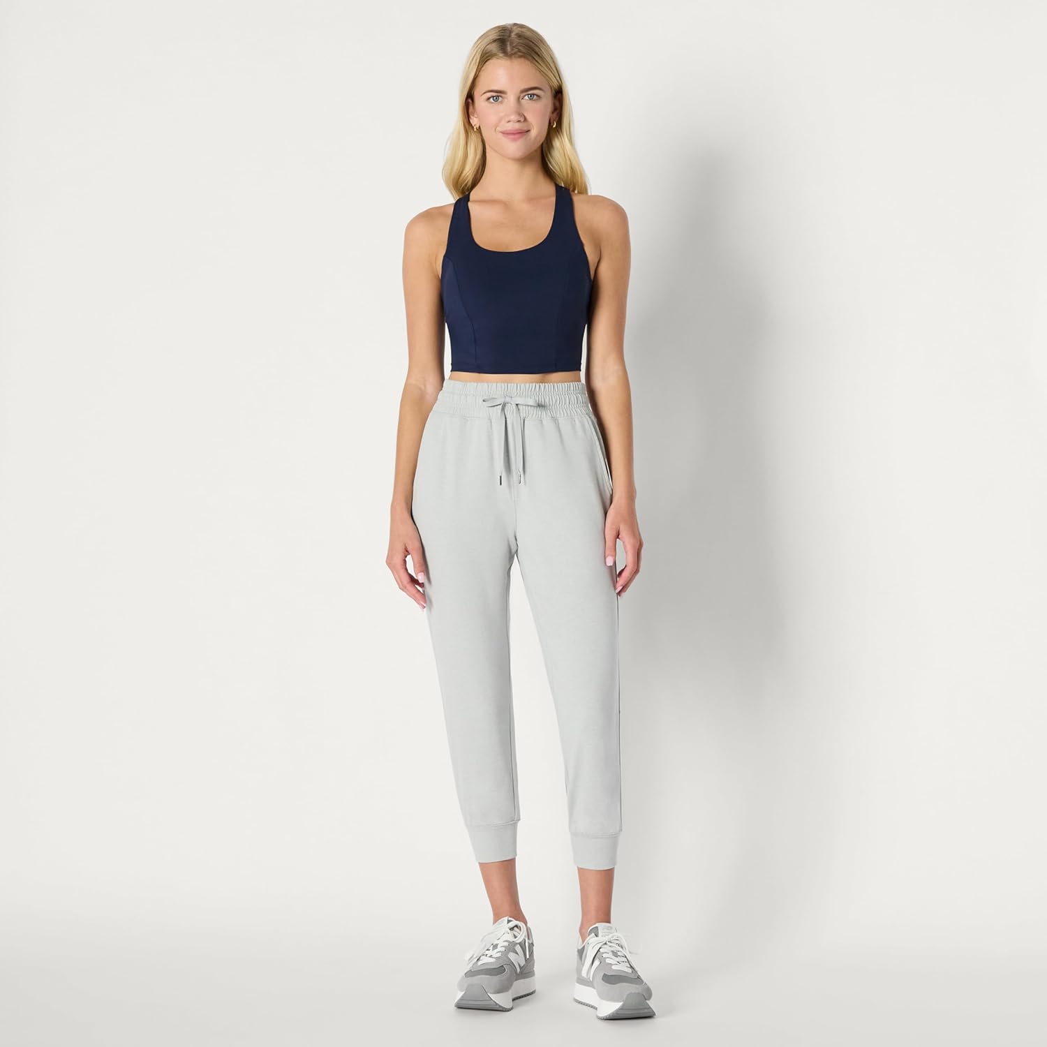 Thumbnail 2 de Amazon Essentials Damen Athletic Soft Performance Cropped Capri Jogger – leichter, elastischer Freizeit- und Trainingstrend