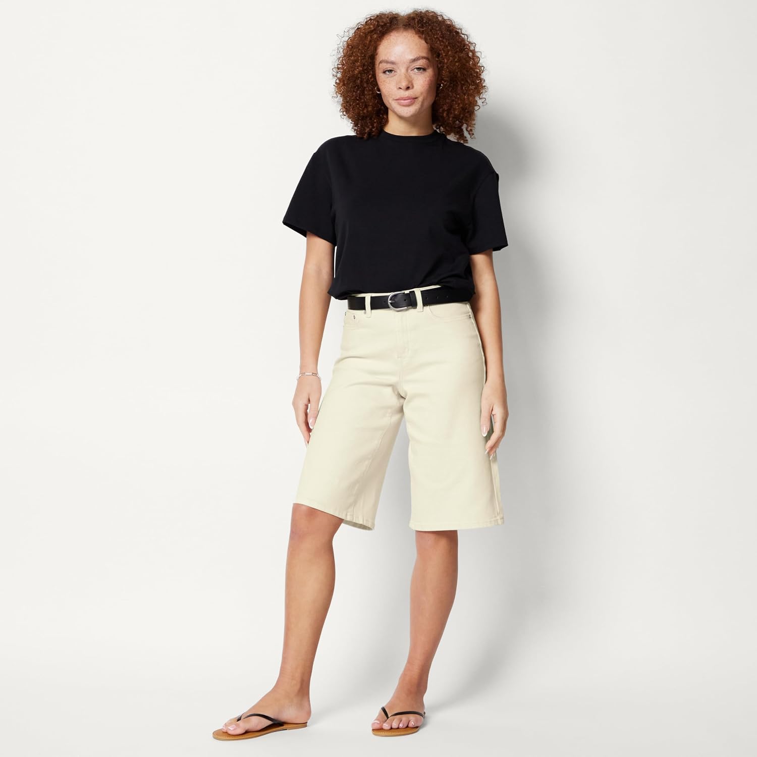 Detalle de Amazon Essentials Women's Relaxed-Fit Mid-Rise Denim Bermuda Shorts