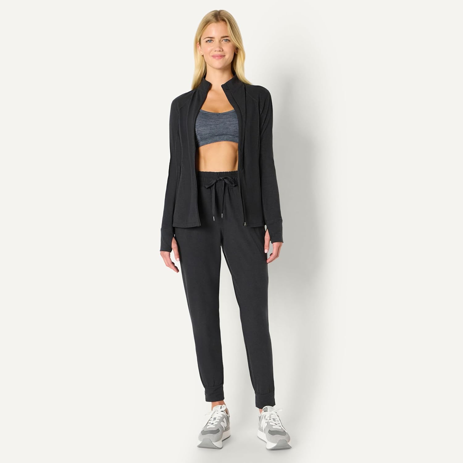 Thumbnail 2 de Amazon Essentials Damen Soft Performance Lightweight Cropped Capri Workout Jogger (Regular Fit)