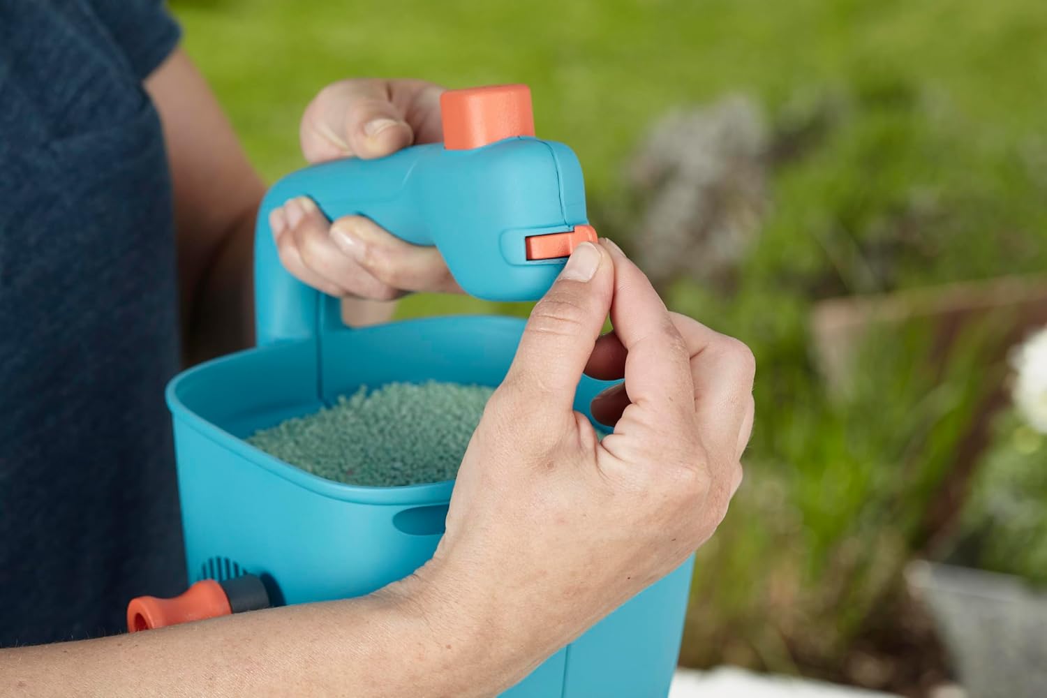 Detalle de Gardena Hand-Held Spreader M (431-20) — manual spreader for fertiliser, seeds and salt