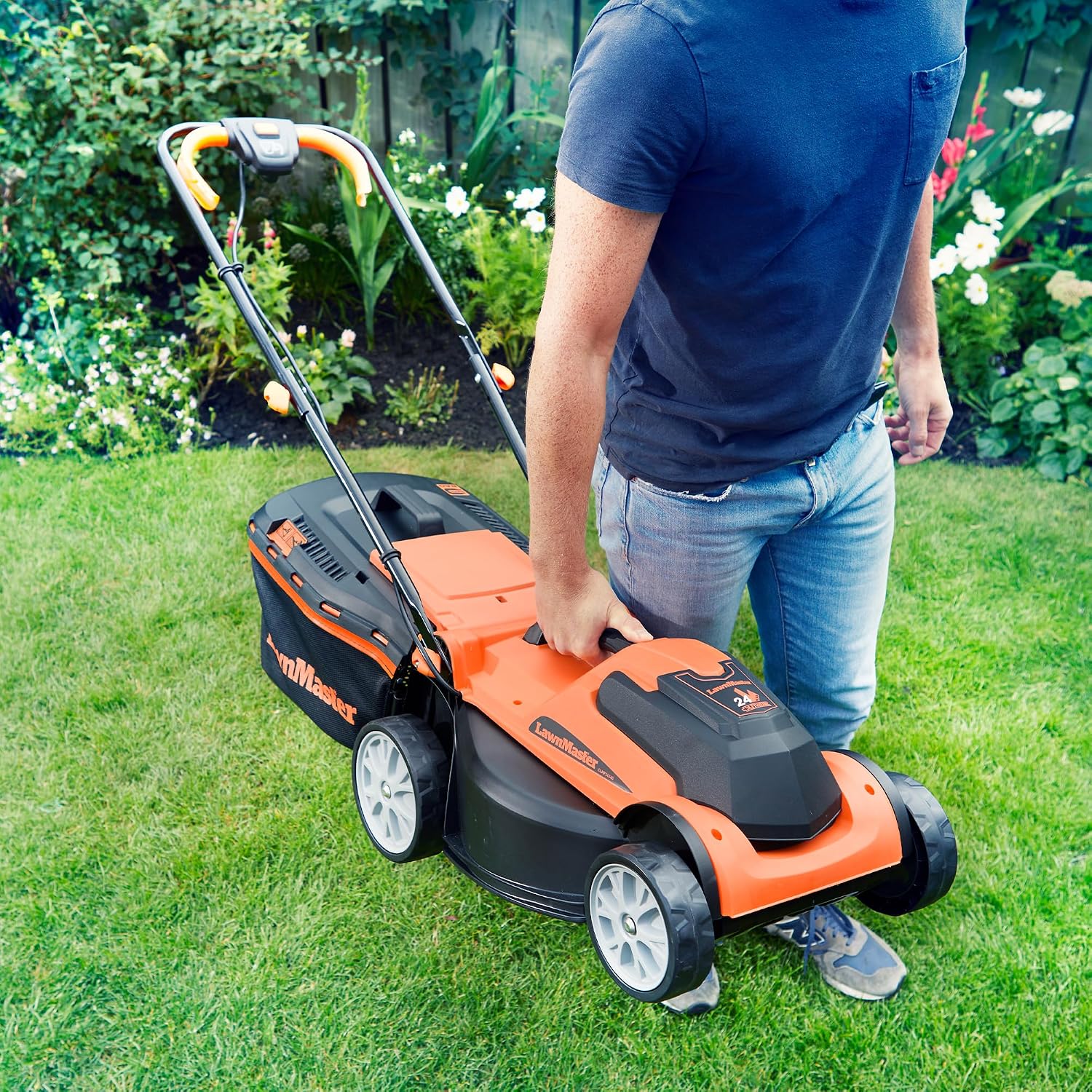 Detalle de LawnMaster MX 24V 34cm Cordless Lawnmower with 4.0Ah Battery, Fast Charger and Rear Roller
