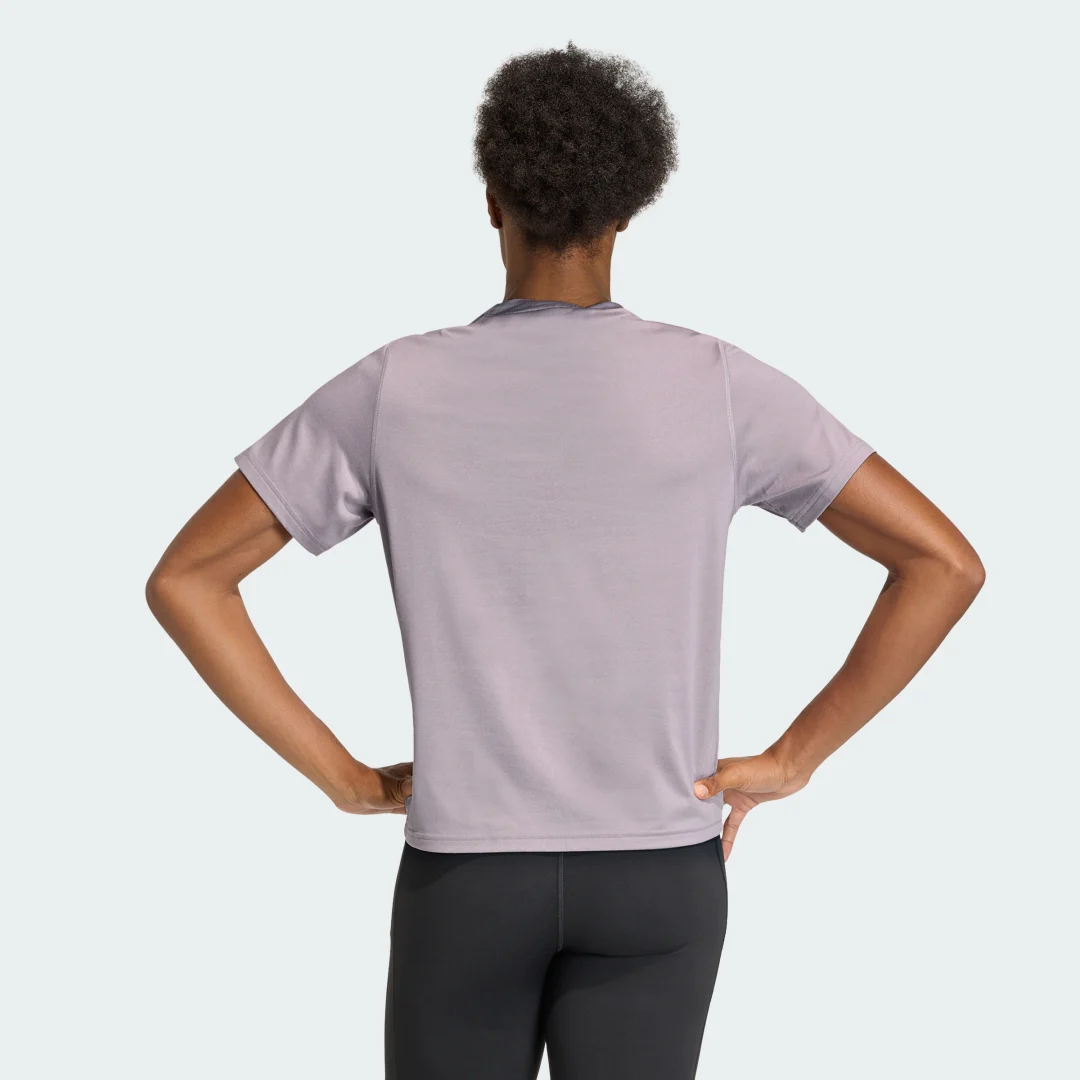 Detalle 2 de Camiseta de entrenamiento Essentials de Adidas, cuello redondo en violeta