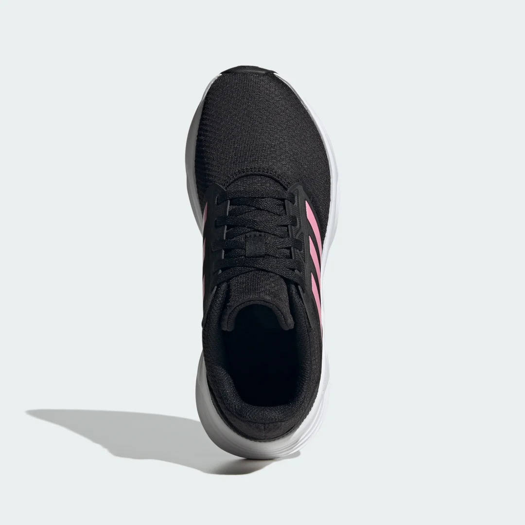 Detalle 2 de Zapatilla Galaxy 6 de Adidas: comodidad y estilo en color negro para el día a día