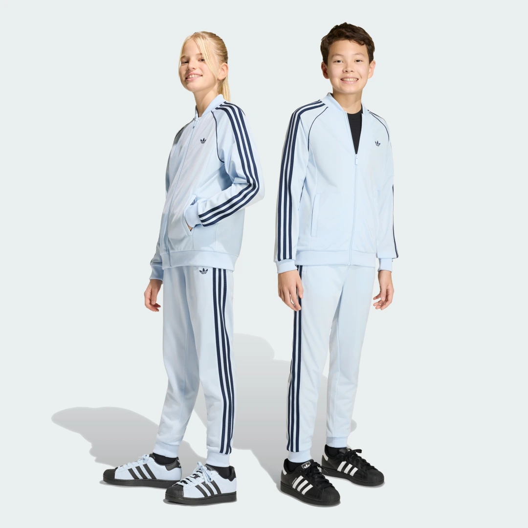 Detalle de Pantalón SST de Adidas en azul: comodidad para el día a día