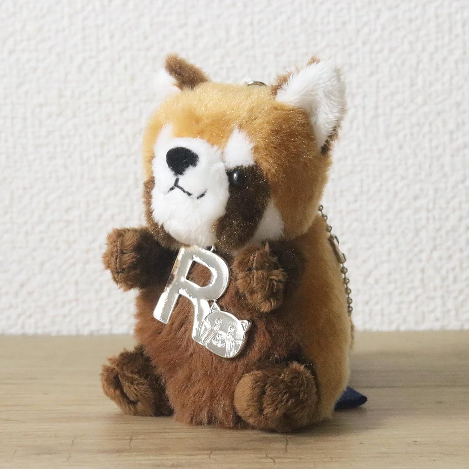 Detalle 2 de テイクオフ 天使のいたずら レッサーパンダぬいぐるみストラップ イニシャルチャーム【R】