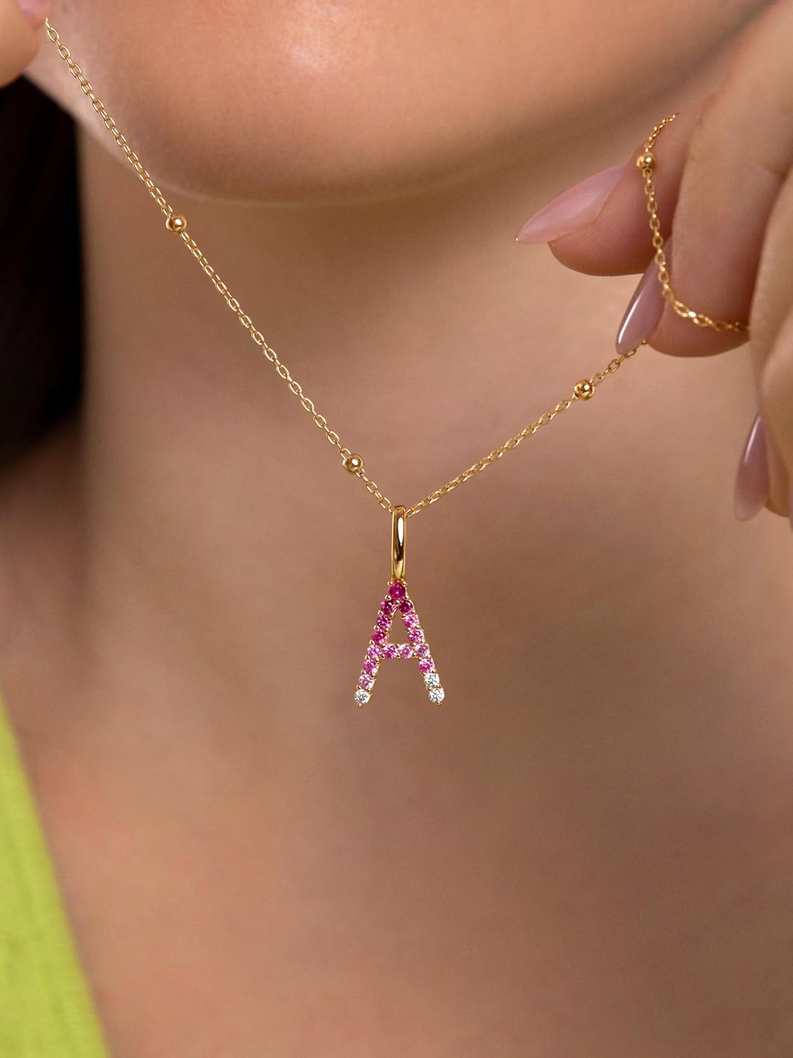 Detalle 2 de SINGULARU Charm Letter Spark Sakura: Ciondolo iniziale in Argento Sterling 925 placcato oro 18Kt con zirconi