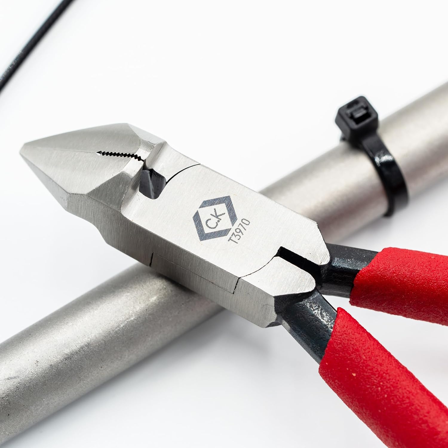 Detalle de CK Tools Cable Tie Installation Cutter T3970: Flush-Cut Pliers with Patent Grip