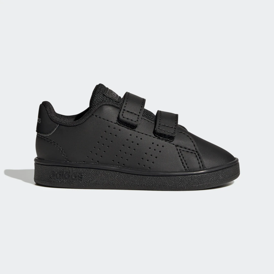 Detalle de Zapatilla Advantage Lifestyle Court Two Hook-and-Loop de Adidas: estilo y ajuste rápido en negro