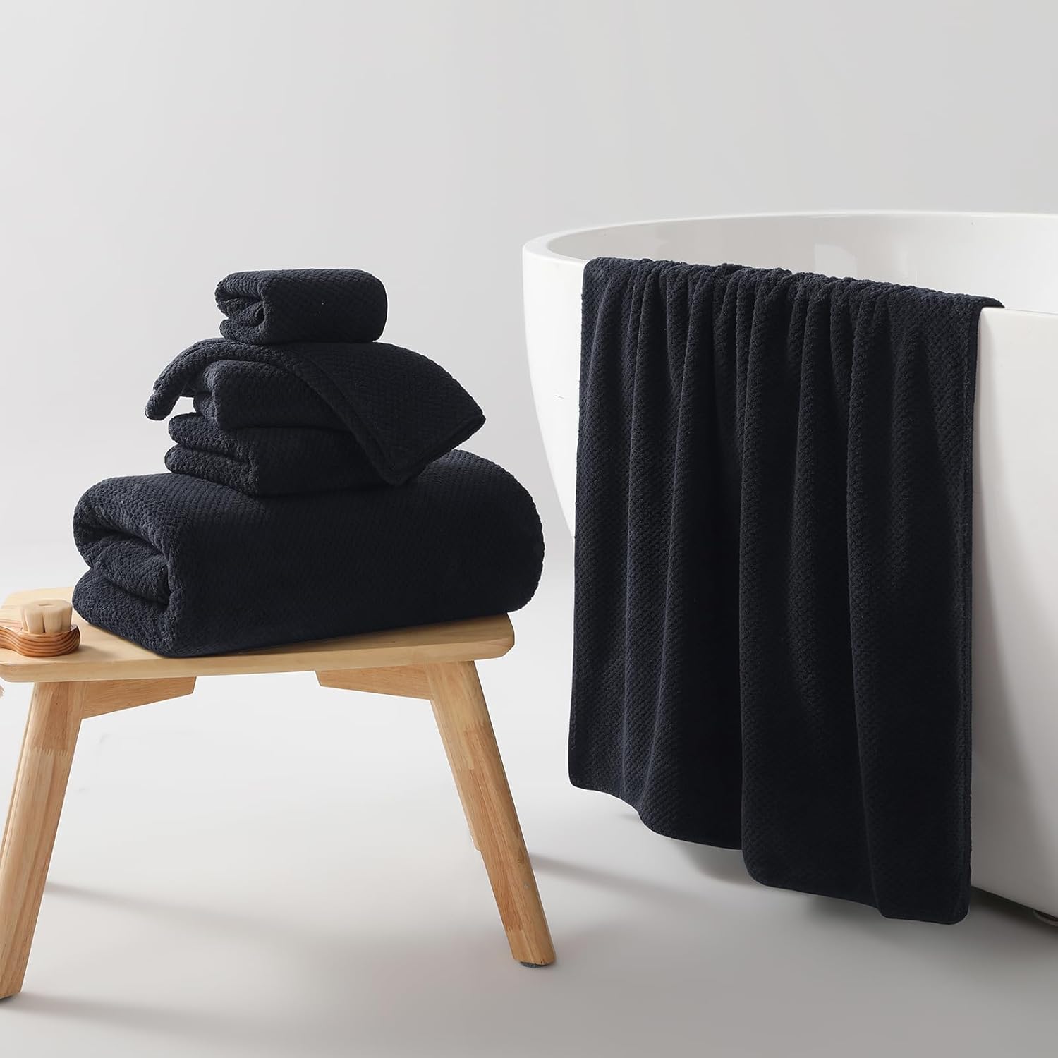 Detalle de REDKISS 6-Piece Bath Towel Set: Ultra-Fiber Coral Fleece, 2 Washcloths, 2 Hand Towels, 2 Bath Towels — Black