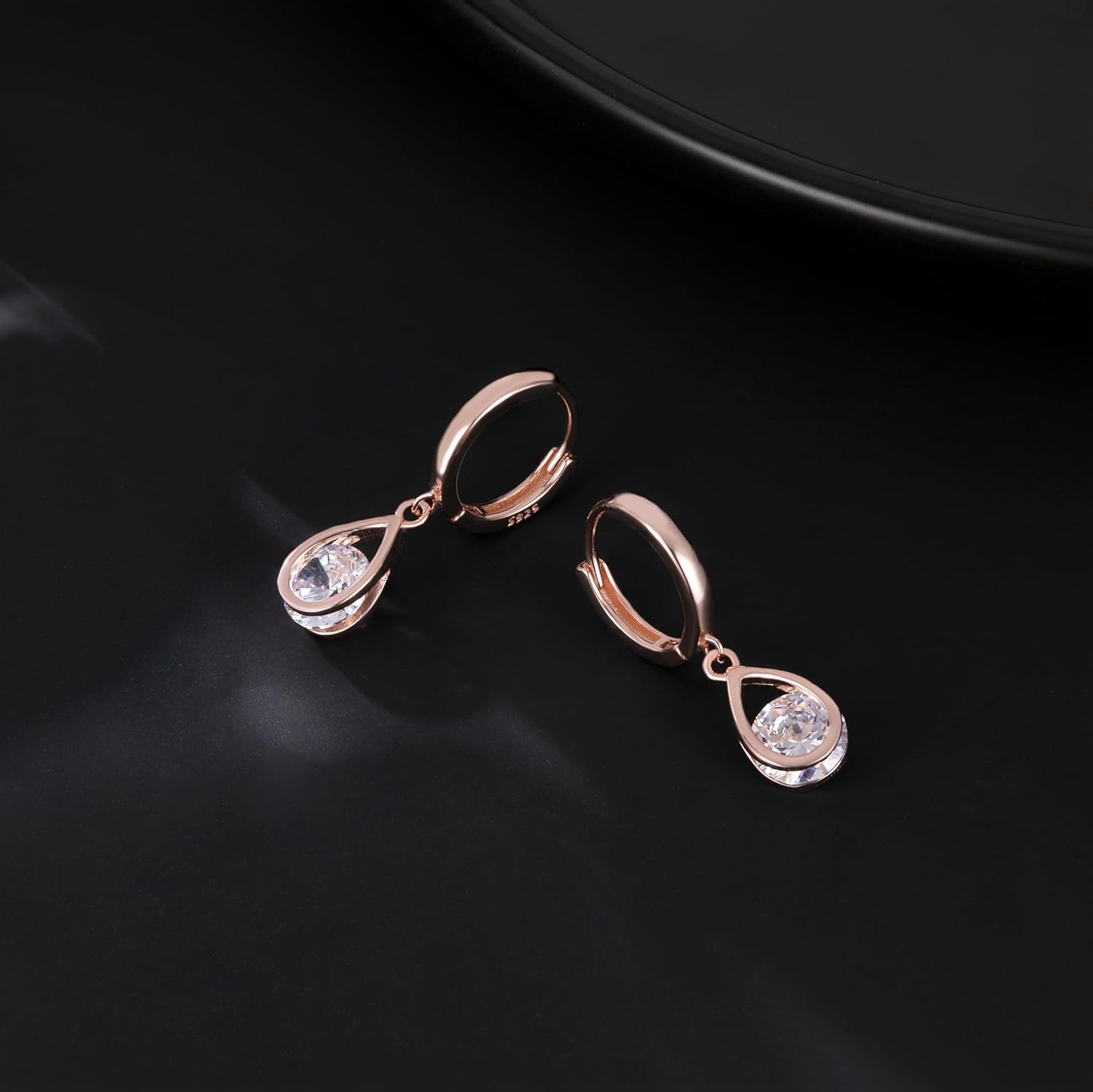 Detalle 2 de SLUYNZ Sterling Silver CZ Hoop Earrings – Sparkling Teardrop Drops for Women