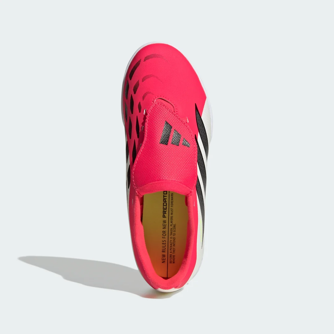 Detalle de Adidas Predator Club Indoor: zapatilla de fútbol con lengüeta plegable en rojo