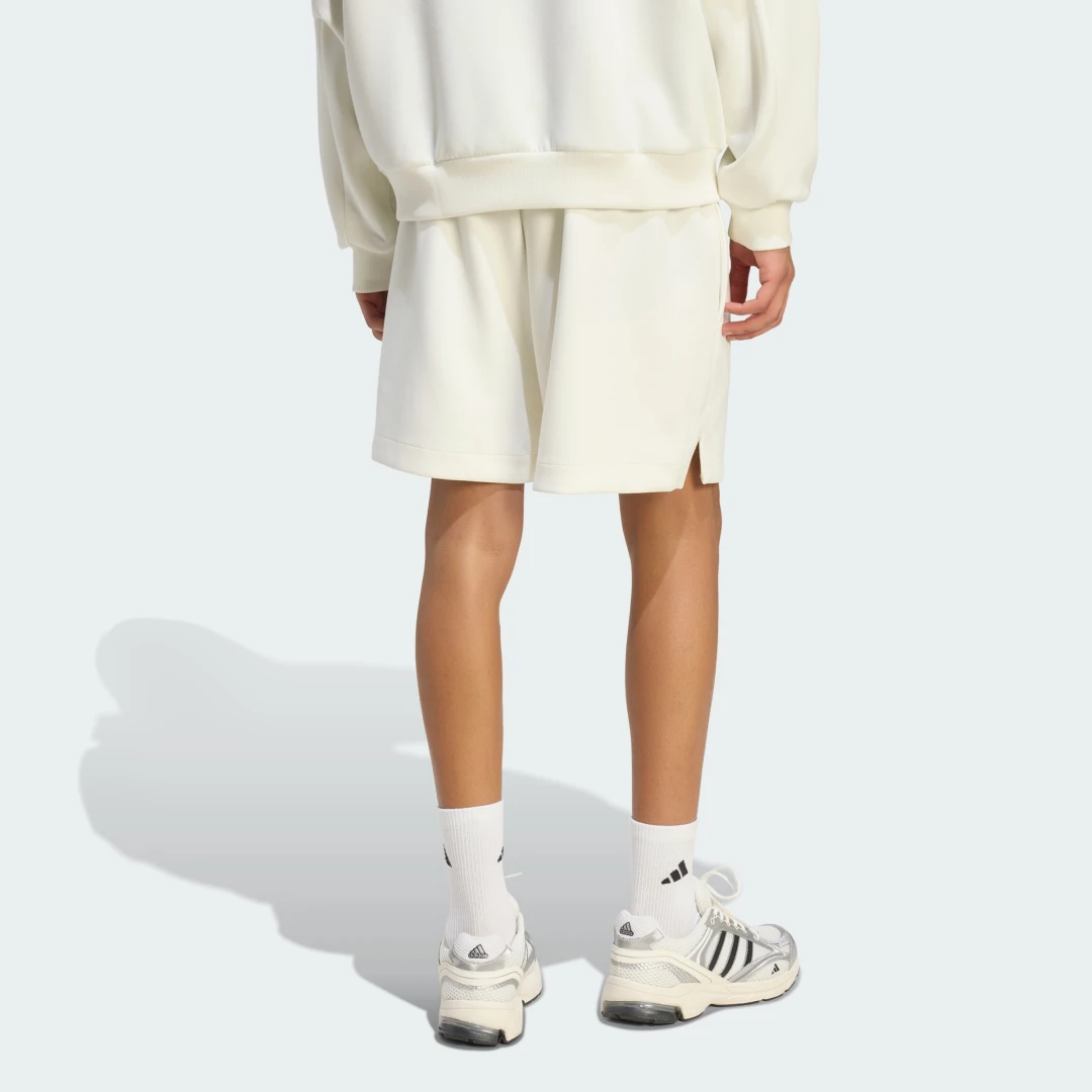 Detalle 2 de PANTALÓN CORTO SOFT LUX de Adidas – comodidad y estilo en color blanco