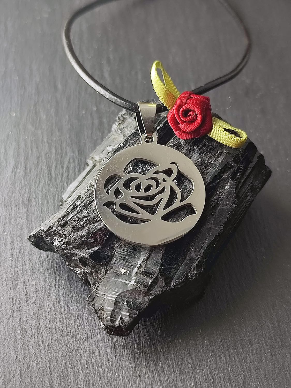 Detalle 2 de SIMBOLIKS Colgante Rosa Sant Jordi
