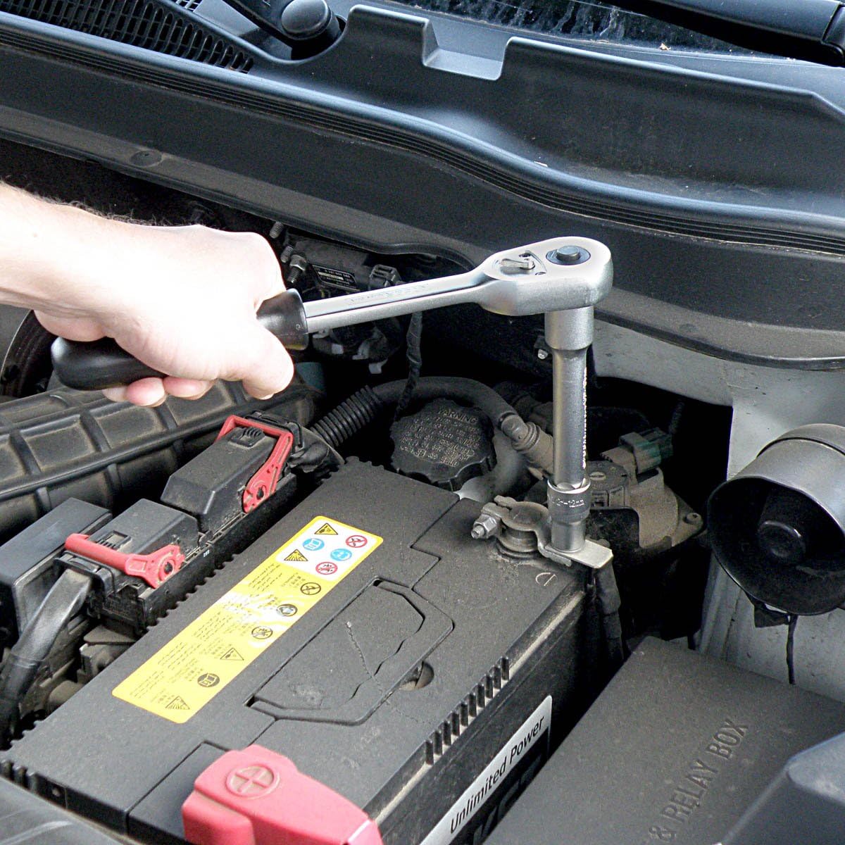 Detalle de S&R 460.323.020 hylsnyckelsats 3/8", 20 delar med Lock-Drive och metallbox