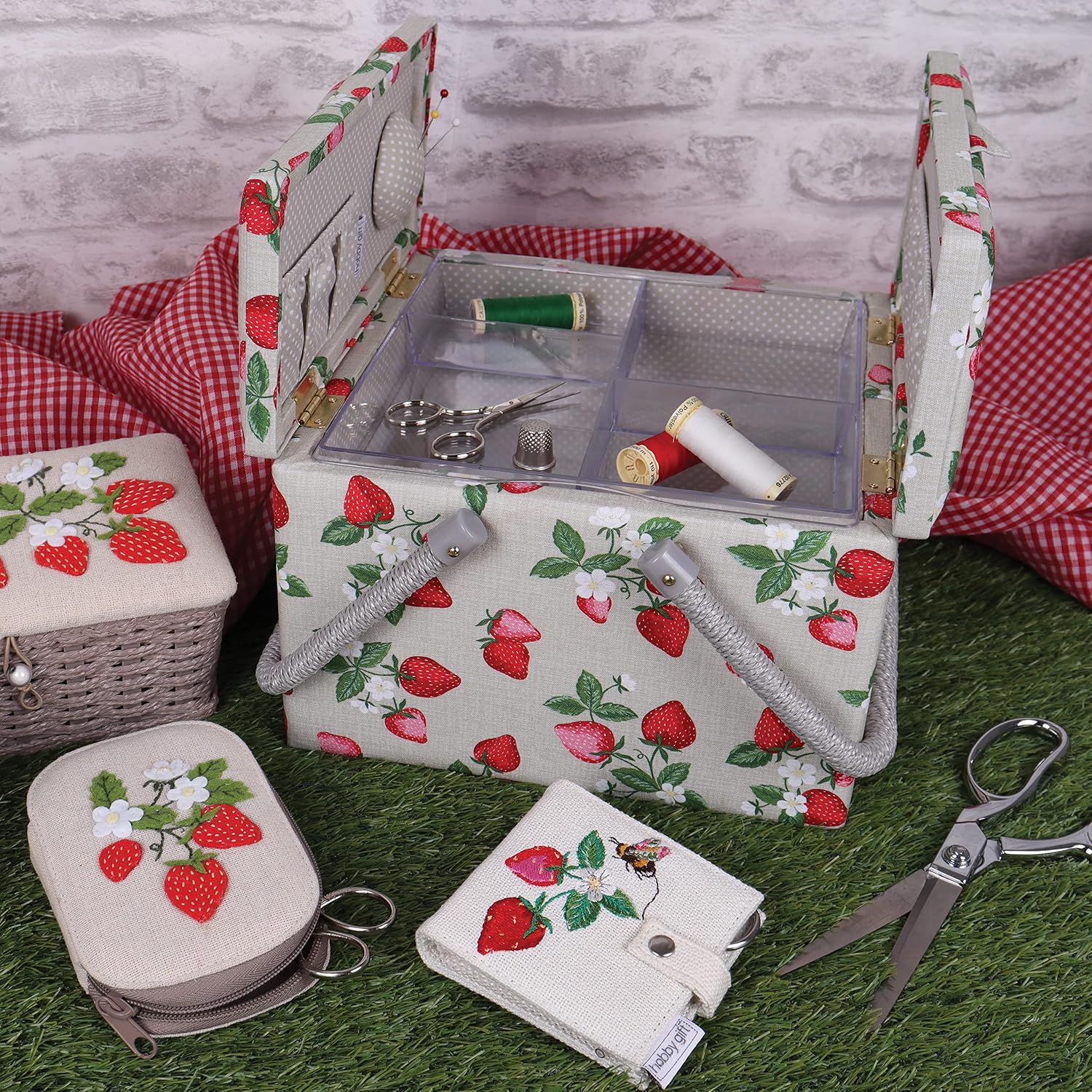 Detalle de Hobby Gift duże pudełko na przybory do szycia, tacka i wzór truskawek