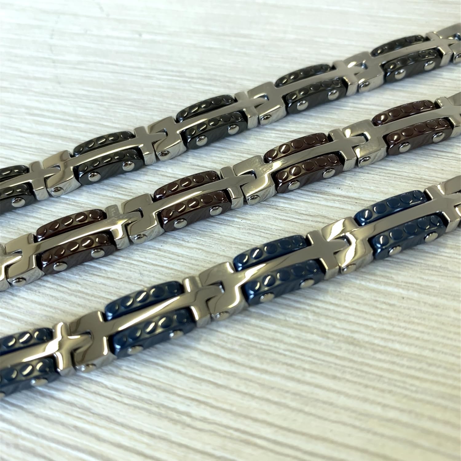 Detalle de 10:10 Bracciale uomo in acciaio inox 316L con trattamento PVD – regolabile e confezione regalo