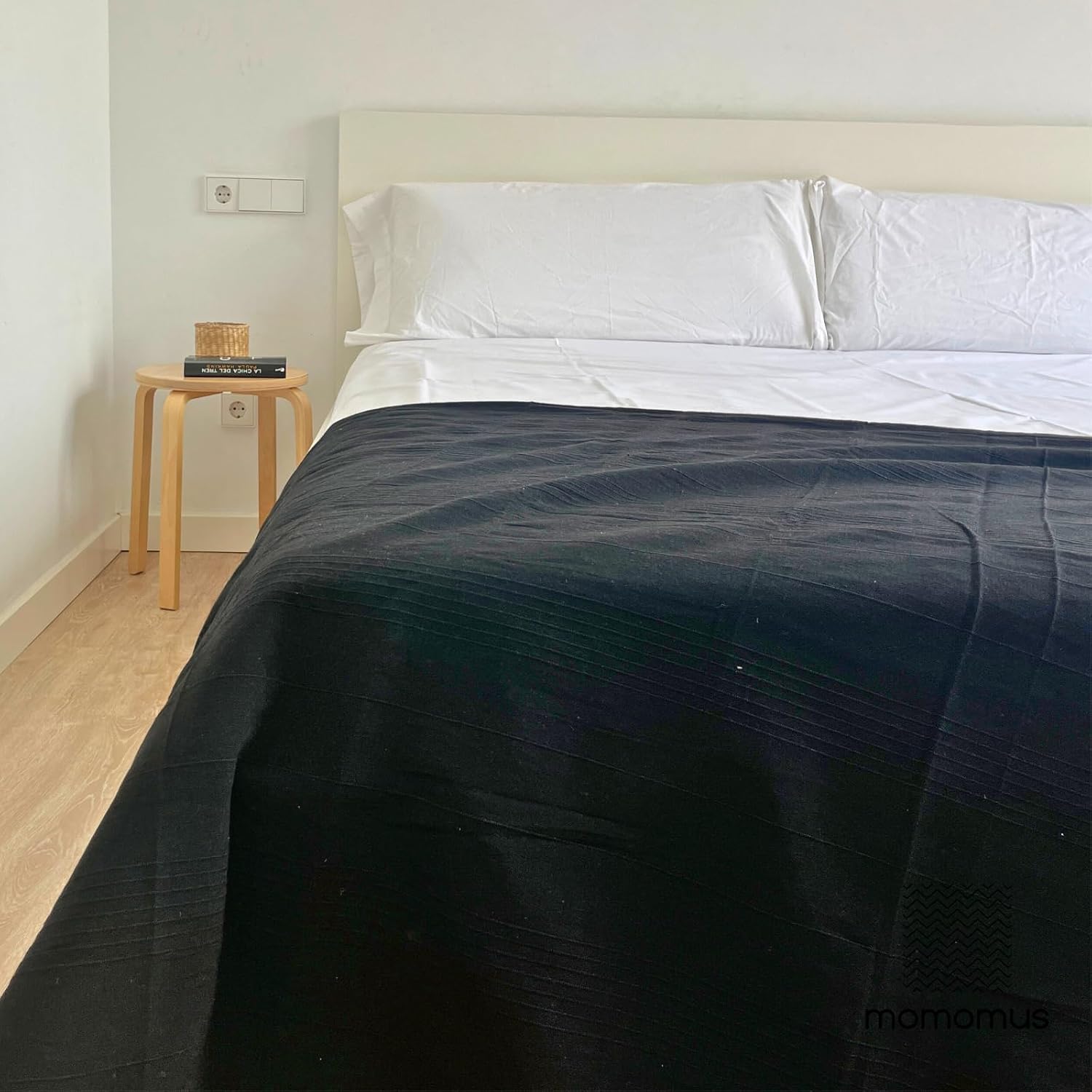 Detalle de MOMOMUS Fine Jeté de Lit, Dessus de Lit et Couvre-lit – Noir 150x200 cm, polyvalent et léger