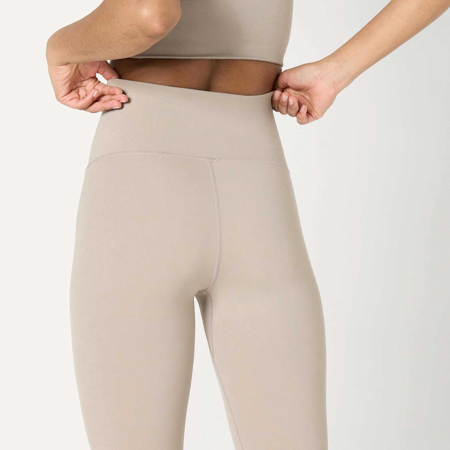 Thumbnail 4 de Amazon Essentials Leggings Yoga FormFlex Capri da Donna – vita alta, tessuto ultramorbido e gestione del calore