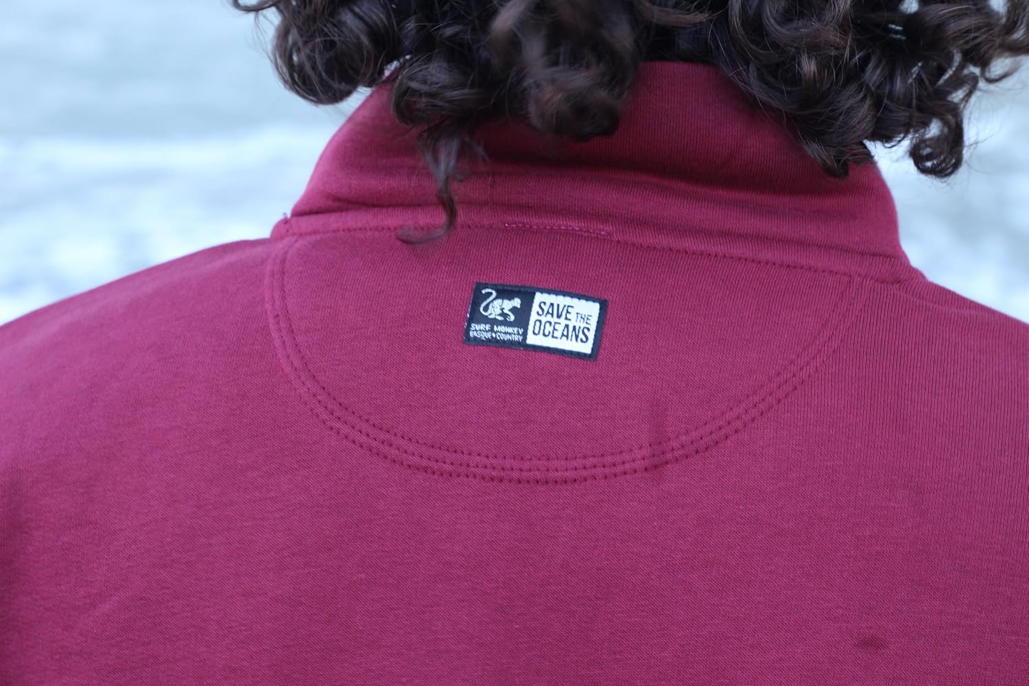 Detalle de Surf Monkey Felpa Uomo Cotone Biologico – Zip 1/4, Regular Fit, Pespunti Rinforzati