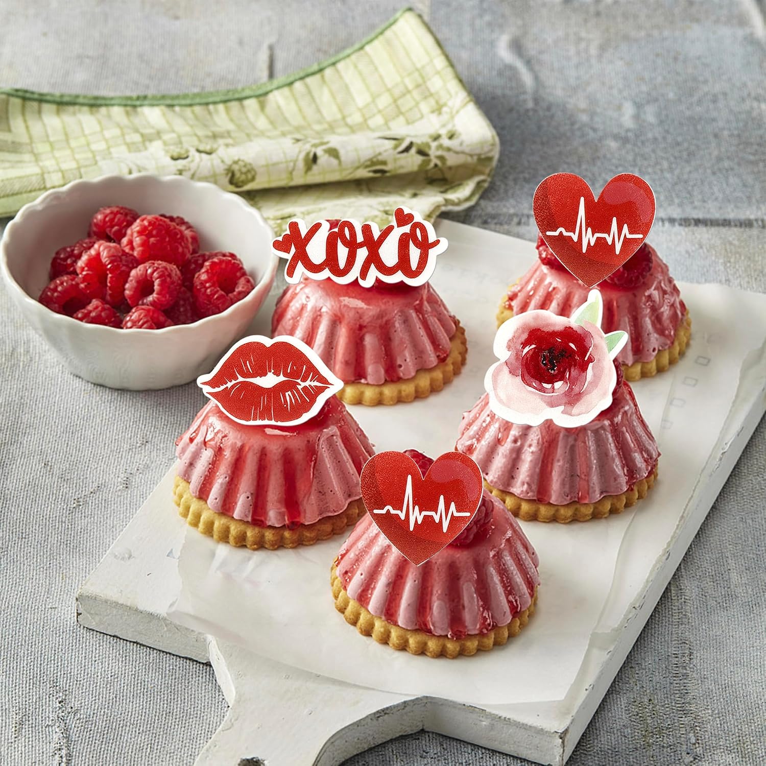 Detalle de Xsstarmi 60 Pack Valentine’s Edible Cupcake Toppers (Rice Paper Lips, Love Heart & Rose) – Pre-assembled Decorations