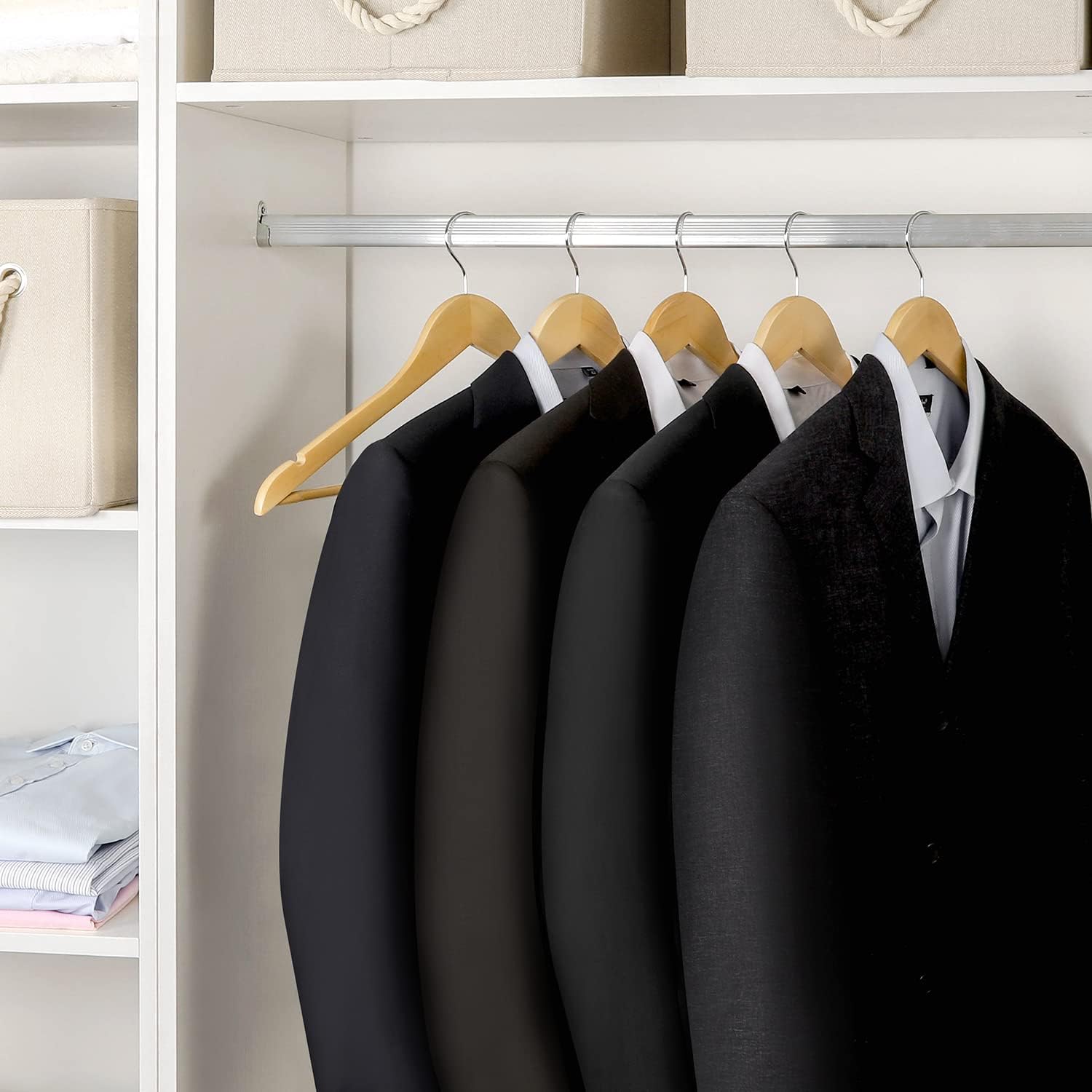 Detalle 2 de TOPIA HANGER CT34N30 Wooden Hangers, 30 Pack with Non-Slip Pants Bar