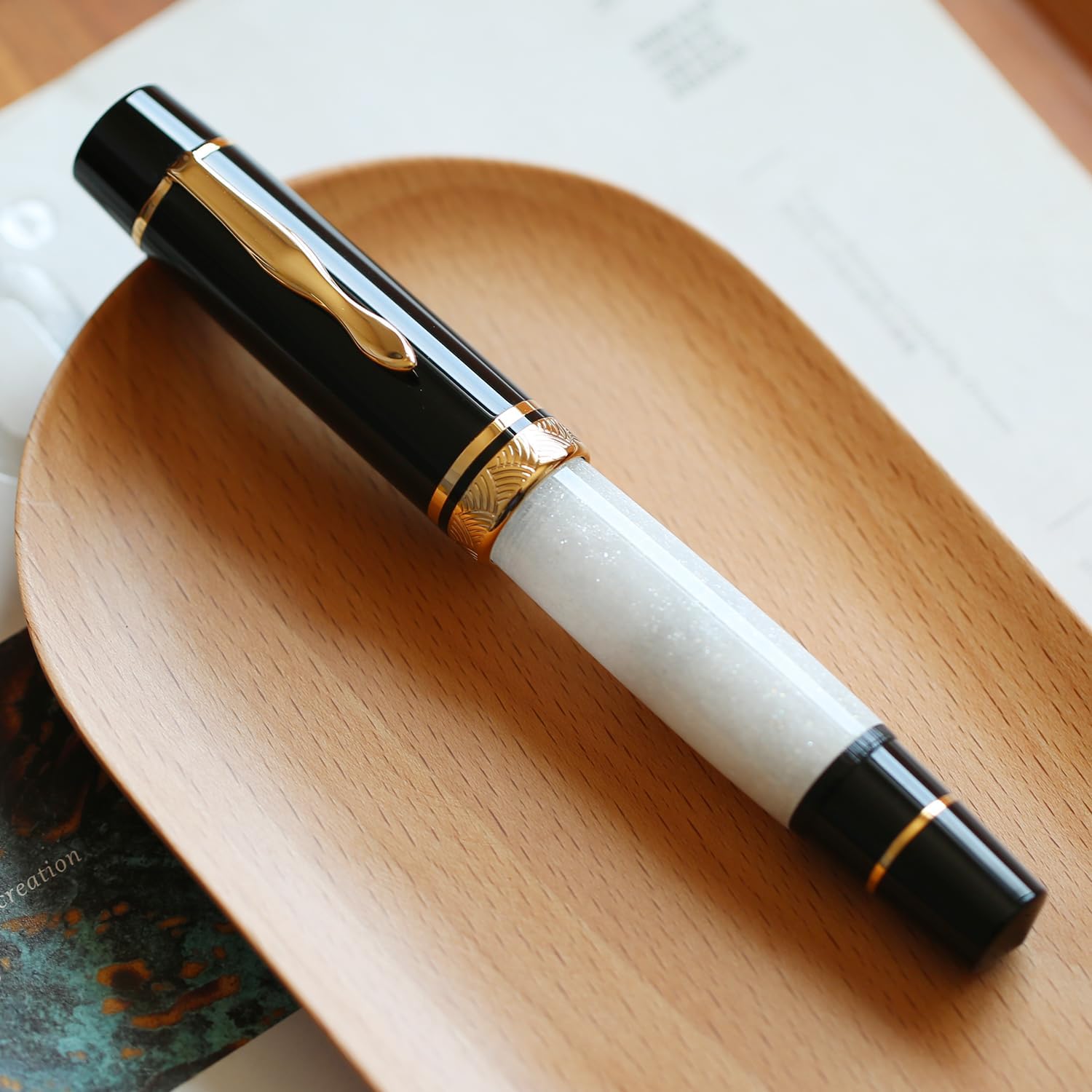 Thumbnail 2 de Majohn P139 resin fountain pen with fine nib and brass piston ink system (black and white)