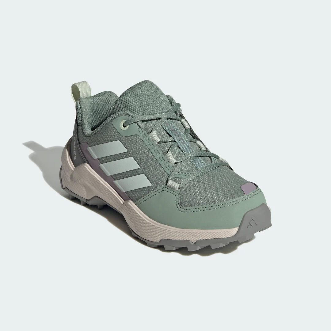 Detalle de Adidas Terrex Ax4r Hiking: Zapatilla de senderismo en verde para rutas moderadas
