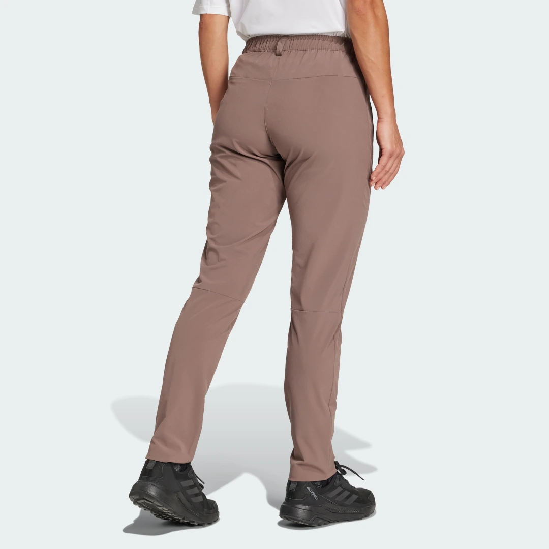 Detalle de Pantalón elástico Multi Essentials de Adidas — comodidad versátil en marrón
