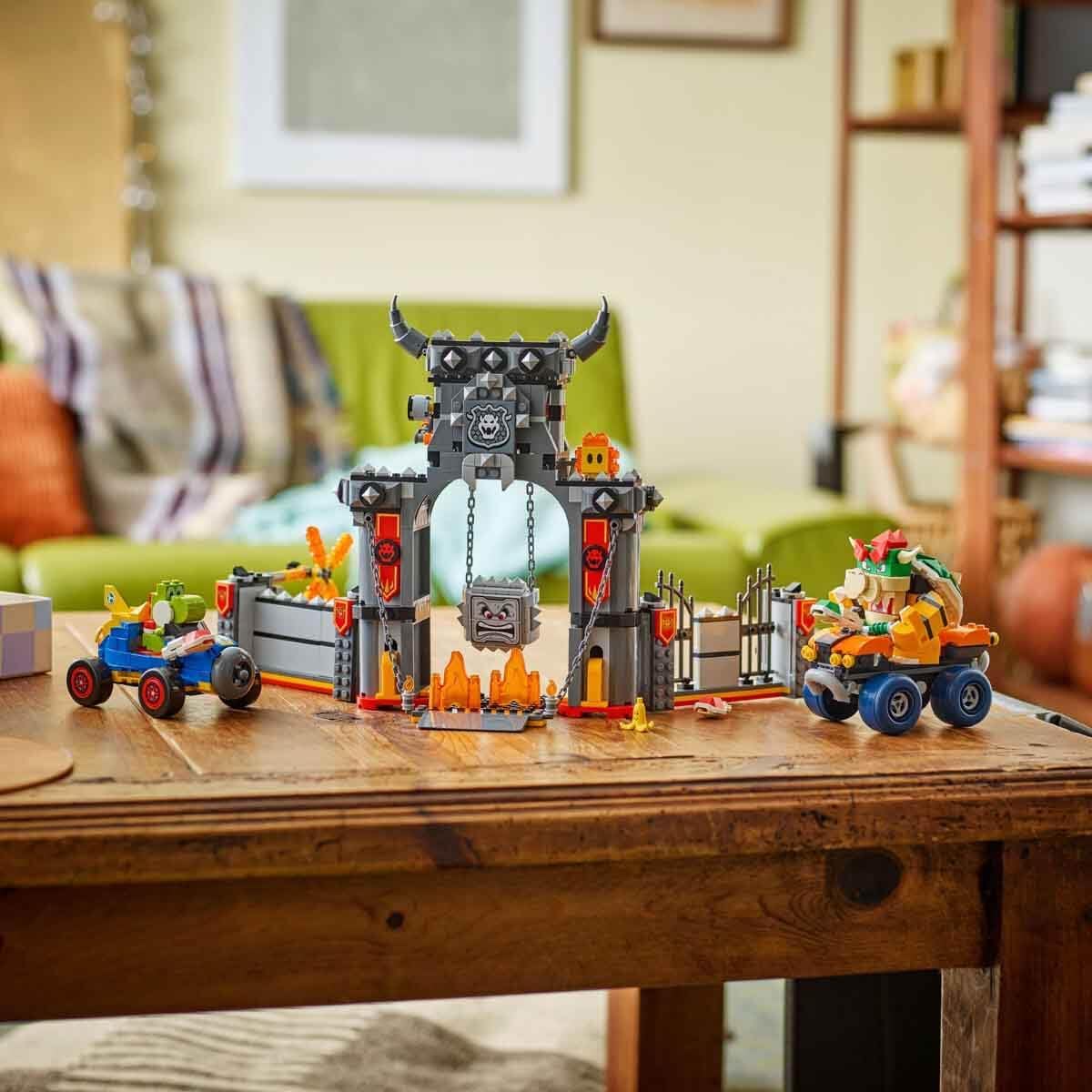 Thumbnail 1 de LEGO Super Mario: Castello di Bowser – Set Interattivo Mario Kart con 2 Veicoli e 4 Minifigure, 72039