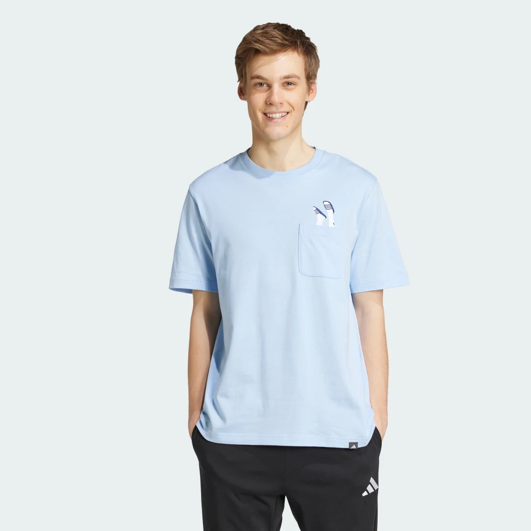 Detalle de Camiseta Lounge Slides Graphic Pocket de Adidas – azul, comodidad casual con bolsillo